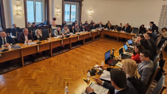 Посоката в правната парламентарна комисия е силово въвеждане на нова